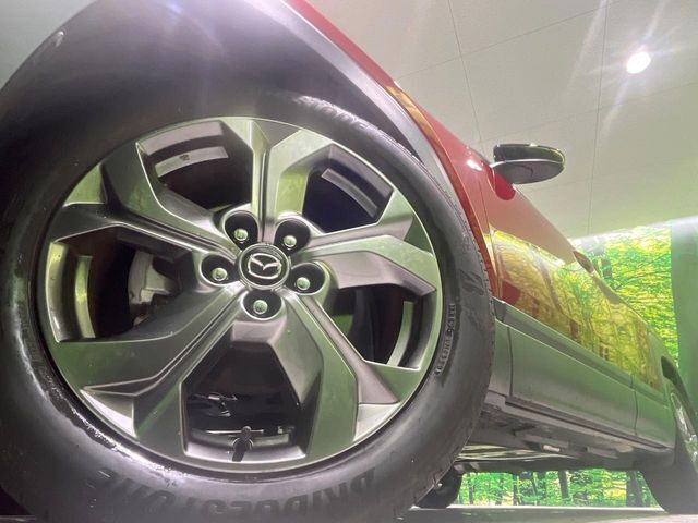 【純正オプション18インチアルミホイール】純正オプションホイールを装着。走行性能の向上に加え、外観もよりスタイリッシュになっています。