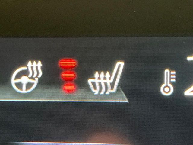 【シートベンチレーション】夏場は涼しい風でお尻や背中の熱やムレを防ぎ、冬はエアコンよりも早く温まってポカポカに！季節を問わず快適に過ごせます。