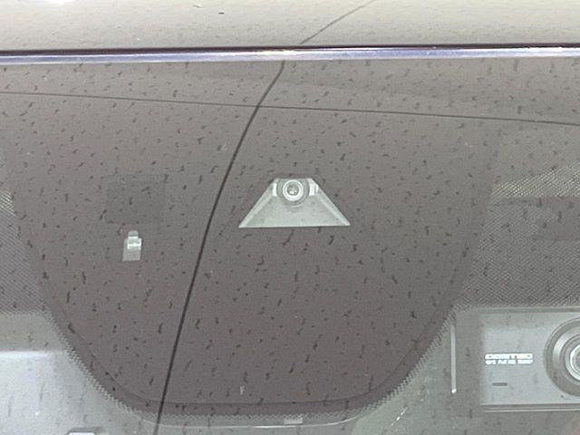 【i-ACTIVESENSE】走行中に前方の車両等を認識し、衝突しそうな時は警報とブレーキで衝突回避と被害軽減をアシスト。より安全にドライブをお楽しみいただけます。