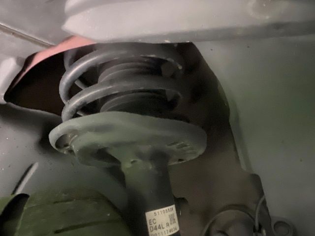 お車を安心してお乗りいただく為には、足回りの定期点検が欠かせません。サービスサポート（有償保証）では無料点検もご提供しており、安心のカーライフをお過ごしいただけるサポート体制が整っています。