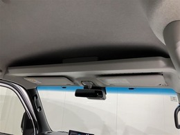 オーバーヘッドシェルフ小物収納に便利です。