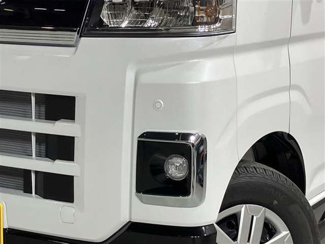 コーナーセンサーを車の前後に装備。障害物までの距離に応じて警告音を変えてお知らせ。縦列駐車時や駐車場・車庫などでの取り回しをサポートします。詳細は販売店スタッフまでおたずねください。
