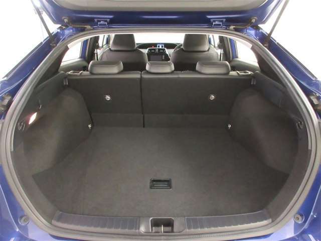 リアシートを倒すことによって、さらにラゲージスペースを広く使うことができ、とても便利です！