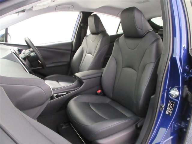 フロントシートを取り外して、フロアカーペットから徹底的に洗浄しています。