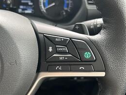【レーダークルーズコントロール】自動で前の車との車間距離を一定に保ち、速度調整しながら走行します。高速道路のドライブで役立つ装備です。