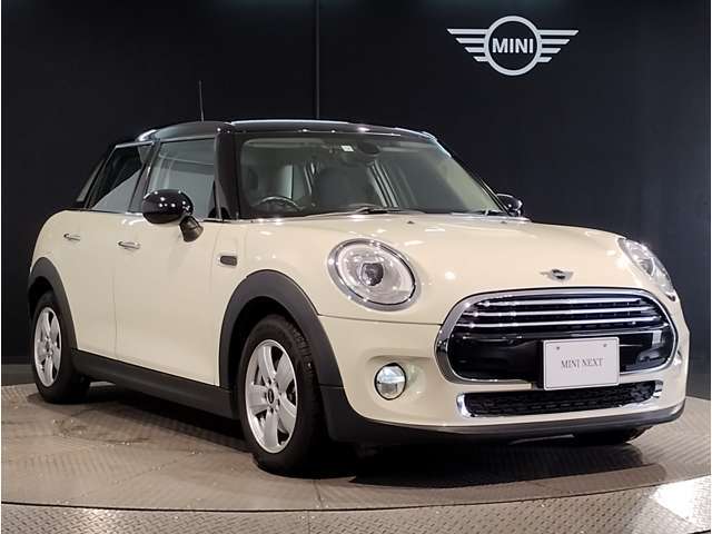 MINIのフロントグリルのデザインはイギリスで生まれた当初から、シルバーのサイドバーが折り重なった伝統的なデザインで御座います。その伝統はBMWのお車になってからでも少しずつ形を変えて守られております