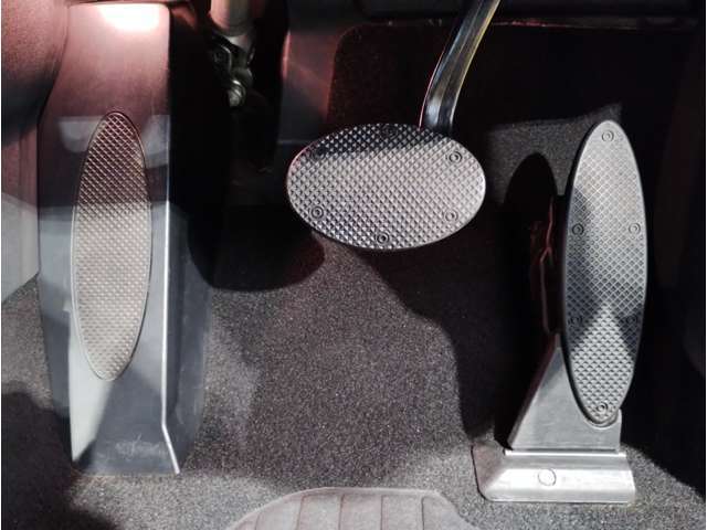 【ペダル】BMWはオルガン式アクセルペダルを採用しています。踏み込む足とペダルが同じ軌跡を描くため、かかとがずれにくく、アクセルコントロールがよりしやすくなるメリットがあります。