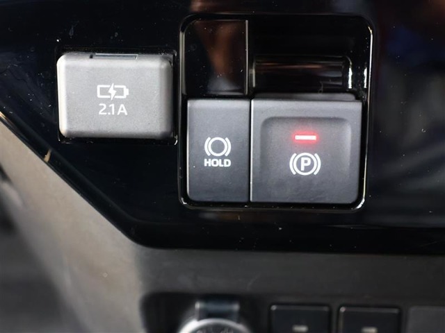 パーキングブレーキの作動と解除がスイッチで操作可能。シフトを「P」ポジションに入れると自動で作動、「P」「N」ポジション以外でアクセルペダルを踏むと、解除されるオート機能付です。