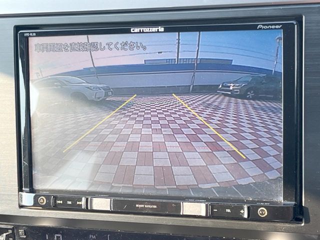 【バックカメラ】駐車時に後方がリアルタイム映像で確認できます。大型商業施設や立体駐車場での駐車時や、夜間のバック時に大活躍！運転スキルに関わらず、今や必須となった装備のひとつです！