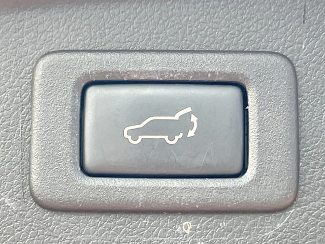 【パワーバックドア】スマートキーや運転席のボタンを押すだけでリアゲートが自動で開閉します！荷物を持っている時や、高い位置にあるバックドアを閉める際に便利な機能です♪