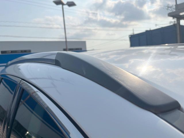 【ルーフレール】外観の魅力を引き立てるとともに、ウィンタースポーツや釣り、ロードバイク等で使う各種ギアを積むキャリア取り付けベースに！アクティブなカーライフを楽しむには必須の装備ですね！