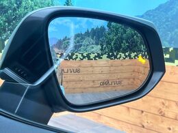 【ブラインドスポットモニター】走行中、ドアミラーの死角になりやすい箇所に後続車が接近するとサイドミラーのレンズに警告を表示！ドライバーに注意喚起をしてくれます。
