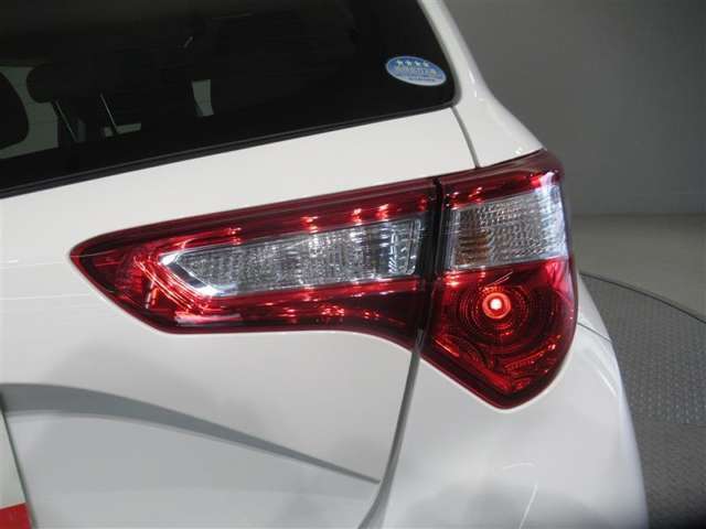 LEDテールライトです。省電力、高輝度のLEDは明るく照らすので夜間運転時の視認性を高めます。スタイリッシュな見た目で細かいところもこだわりたいあなたに！