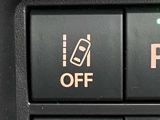 【　レーンアシスト　】走行中に居眠り・わき見等で不意に車線を横切った場合、警報やハンドルへの振動などで危険を教えてくれます♪