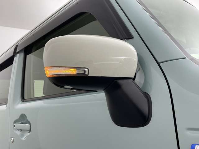 【　電動格納ウインカーミラー　】付いているだけで高級感のUPするウィンカー内臓サイドミラー♪もちろん見た目だけでなく、対向車からの視認性の向上につながり、安全度もUP♪