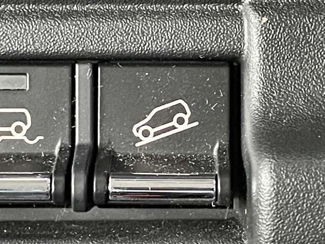 【　ダウンヒルアシストコントロール　】急な下り坂や雪道で、タイヤをロックさせることなく、前進時・後退時とも車速を約5km/hに保つことで、安心してステアリング操作に集中できるよう支援します。