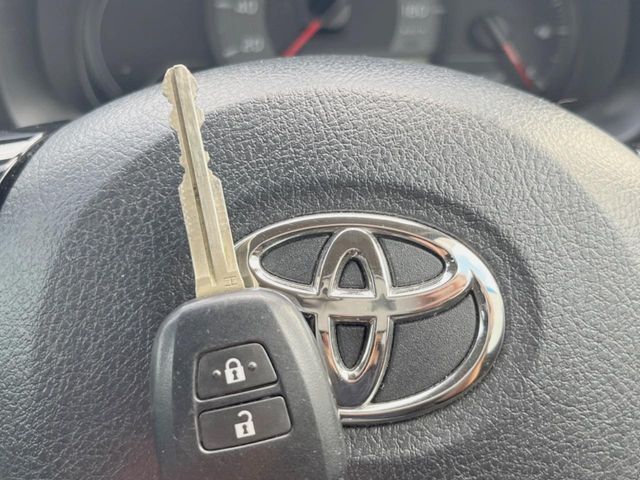 【キーレス】少し離れた場所からでもボタン一つでドアの開錠・施錠ができるのでとっても便利！ドアの鍵穴周りに傷をつけることもありません