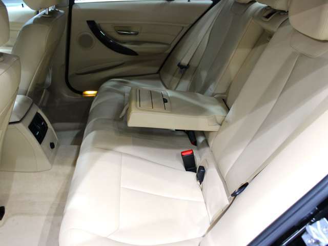 タバコ臭等の悪臭もございません。室内も専門業者様に依頼してルームクリーニングを行っております。隅々まで綺麗な状態です！