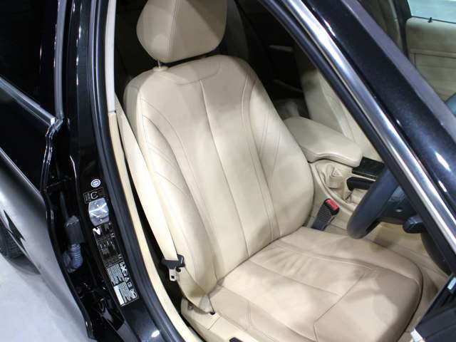 ベージュレザーシートの状態も目立つようなスレやヘタリ等も無く、非常に綺麗な状態が保たれております！Pシート・シートH・シートM付きです。