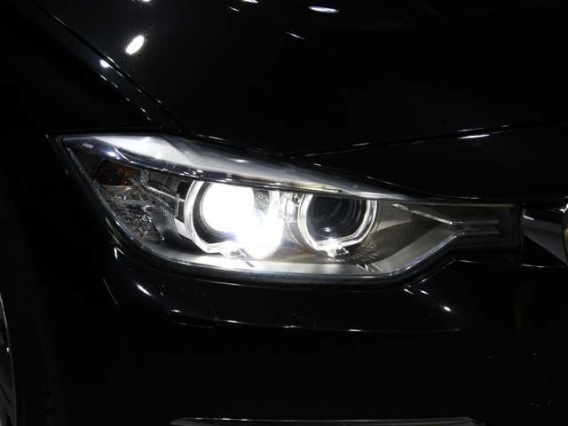 キセノンヘッドライトになりますので、暗い夜道のライディングも安心です！劣化で白くくもりがちなヘッドライトレンズも透明感のある綺麗な状態が保たれております。劣化の生じやすいモール類までも綺麗な状態です。