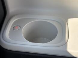 【ドリンクホルダー】長時間のドライブを快適に過ごすために、必須の車内アイテムですね。