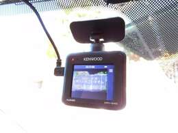 運転中の事故の記録を証拠映像として残すことができるドライブレコーダー。備えあれば憂いなしです。