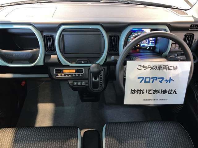 スタイリッシュなブラック系を基調とした内装色。