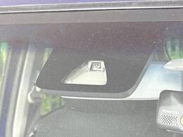 【スマートアシスト】走行中に前方の車両等を認識し、衝突しそうな時は警報とブレーキで衝突回避と被害軽減をアシスト。より安全にドライブをお楽しみいただけます。