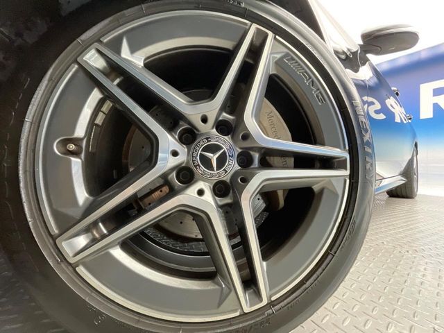 ●純正18インチアルミホイール：輸入車ならではの卓越した走りを支えるホイールと足回りです！日本車の走りに慣れている方にもぜひ体感して頂きたいほど、高いレベルでまとまっています！