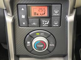【オートエアコン】一度お好みの温度に設定すれば、車内の温度を検知し風量や温度を自動で調整。暑い…寒い…と何度もスイッチ操作をする必要はありません。快適な車内空間には必須の機能ですね♪