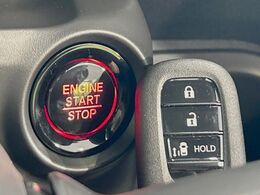 【Hondaスマートキー】カバンやポケットに入れたままでもドアの施錠・解錠が可能なスマートキーを装備。エンジンのオン・オフ時もカギを取り出す必要が無いからとっても便利です♪