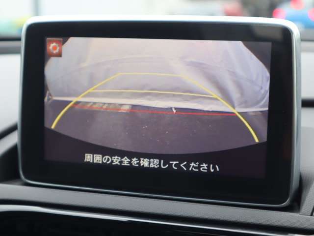 カラーで後方映像をモニターに映し出してくれるので、ショッピングモールのような狭い駐車場であったとしても障害物を見つけ、楽々駐車することができますね。