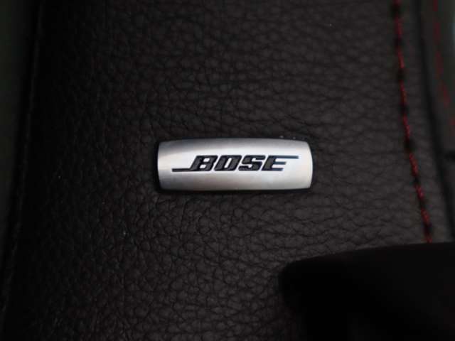 BOSEサウンドシステムを搭載。「良い音を出す」ではなく、その車種のごとに特徴を計算（車種専用設計）し、「反響音」を作り出すことによってどの座席でも自分中心で音が聴こえ、「心地よい空間」を作り出します。