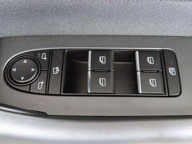 ☆ドアロックの際にはドアミラーが自動で格納します。すべての席はオートで開閉のパワーウィンド☆