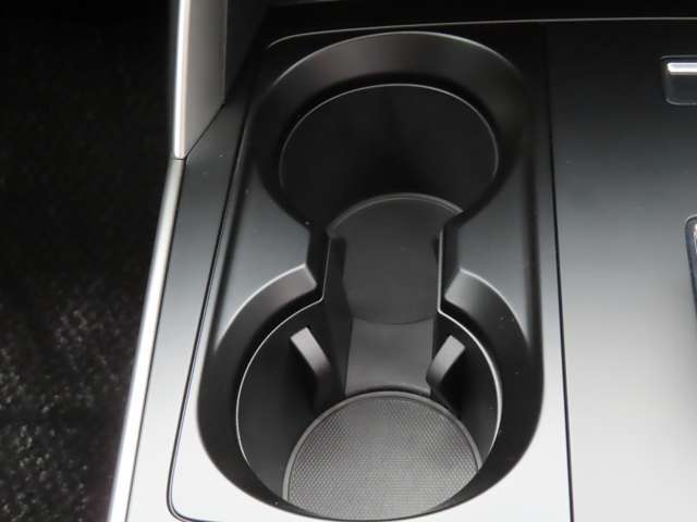 ☆運転席と助手席には500mlのペットボトルが入るドリンクホルダーがあります☆