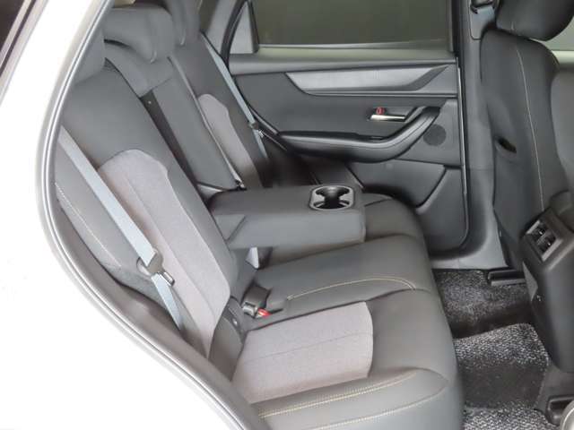 ☆後部座席も広々スペースです。大きな座面でリクライニング無しでもゆったりロングドライブをお楽しみいただけます☆