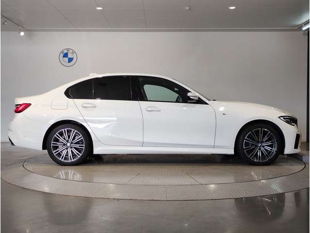 ご納車後も全国約200拠店のBMW正規ディーラーサービス工場にて保証対応いたします。お近くのBMW正規ディーラーをご案内の上、アフターメンテナンスをお受け頂けますので、安心してお乗りいただけます！！
