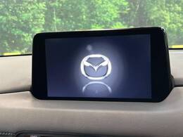 【8インチマツダコネクト】車内の雰囲気にマッチした大型のディスプレイ。スマホ接続でのナビ使用やBluetooth再生等、様々な機能が楽しめます。直感的なダイヤル操作が可能で、使い勝手も良好です。