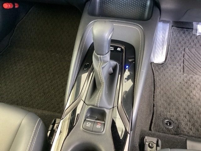 シンプルでとても使いやすいフロアシフトに、パーキングブレーキは電子制御パーキングブレーキです。