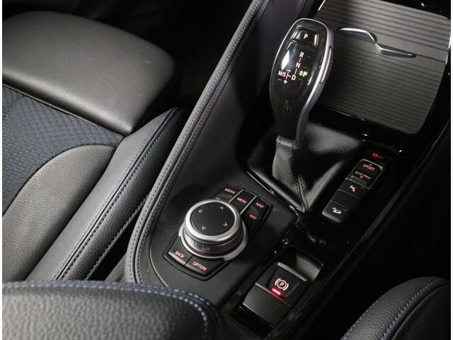 プレミアムセレクション2年保証のお車は2年延長保証にご加入頂けます。プレミアムセレクション2年保証からさら最大2年間、合計4年間の保証をお受け頂けます。対象箇所の不具合は無償修理をご提供致します。