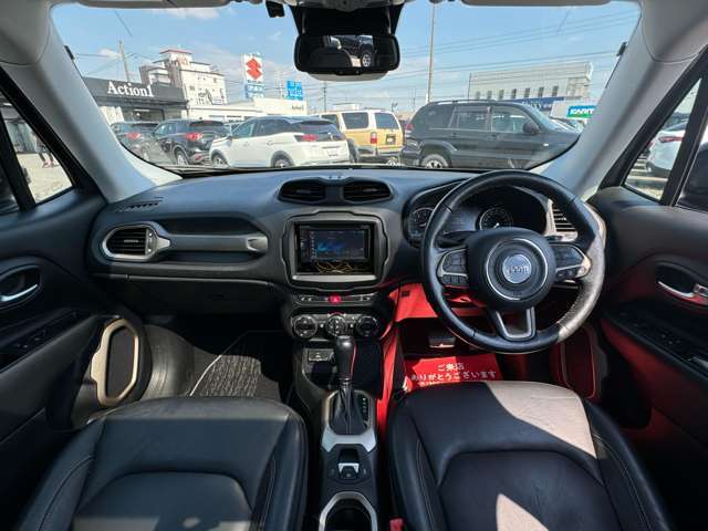 【室内】コックピット。車内もキレイで嫌な臭いもありません！ご納車後の臭いが付きにくくなる「空気触媒コーティング」もあります。