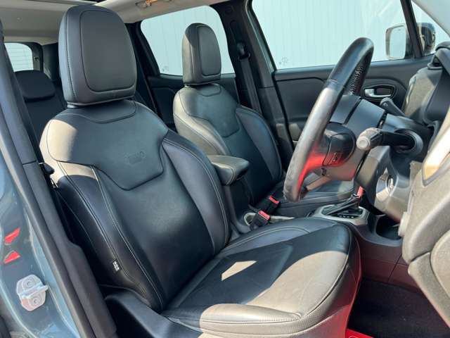 運転席シート廻りは使用感も少なく、良好な状態となっています。丁寧に使われていたことがよくわかります。