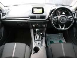 すっきりとしたアクセラスポーツらしいデザインのダッシュ回り！フロントビューの視認性もよく運転しやすいと思います★