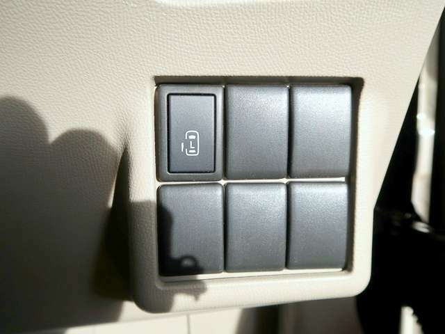 自動ドアのスイッチも運転席にあり安全確認をしながらの操作が出来ます。挟み込み防止もあり小さなお子様がいても安心です！