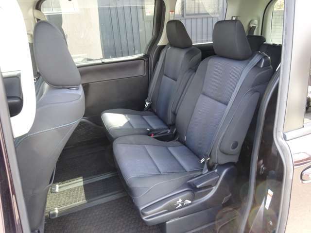 広々とした2列目シートは居住性が高く、居心地も快適！友達や家族とのお出かけにぴったりです。ベビーシートやチャイルドシート使用時も快適にお過ごしいただける十分な空間を確保しています！