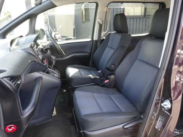 運転席側シート　使用感少なく綺麗です 運転席まわりには十分なスペースがあり、大柄な方でもゆったり運転していただける環境です内装程度良好です