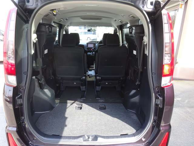 シートを左右に跳ね上げるとリアゲート内が更に広く活用できます♪　女性でも簡単にシートアレンジ可能です！
