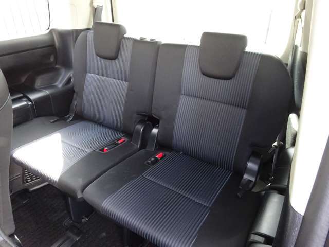 サードシート　　大人でもゆったりと座って頂けますので、大人数でのお出かけもラクラクです♪ご家族で、気の知れた仲間で、ドライブに行くのが楽しみですね♪