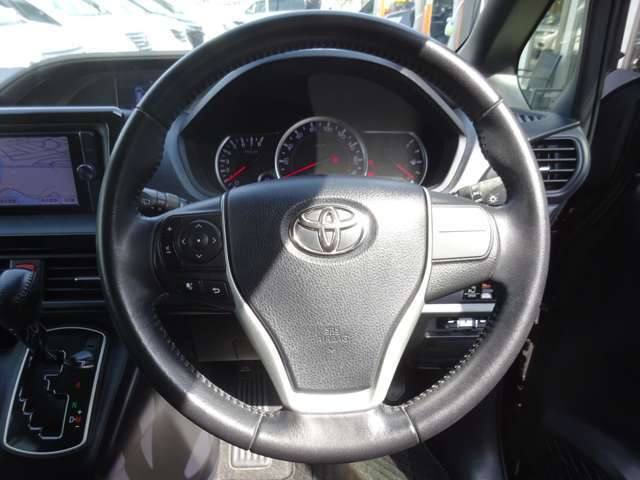 ステアリング◎　車で触れる機会の多いハンドルですが、クリーニング済みで使用感も少なく綺麗ですよ(^^)/高さ調整できる車種ではそれぞれに合わせて使用可能です.