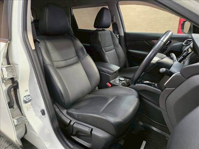 各ブランドのシートカバーの取り扱いもございます。また、弊社オリジナルフロアマットもご用意しております